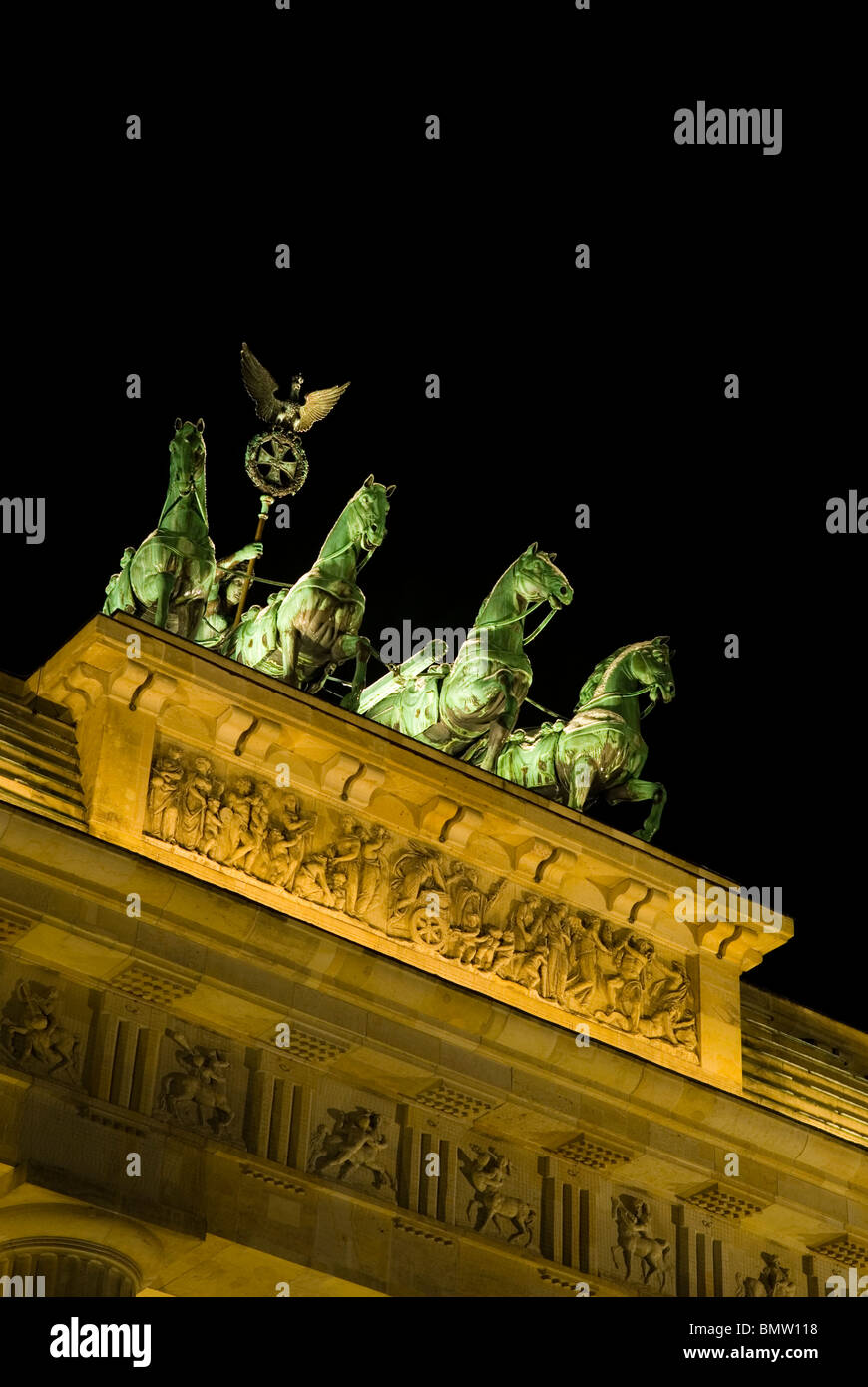 Porta di Brandeburgo Quadriga di notte Berlino Germania Foto Stock