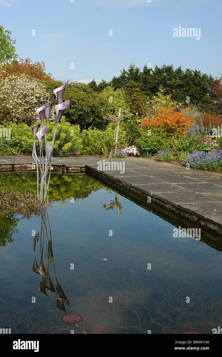 Scultura di stagno e di riflessione a Lakemount. Giardino di Brian Cross, irlandese progettista di giardini. Co. Tappo di sughero. Eire. Con il permesso. Foto Stock