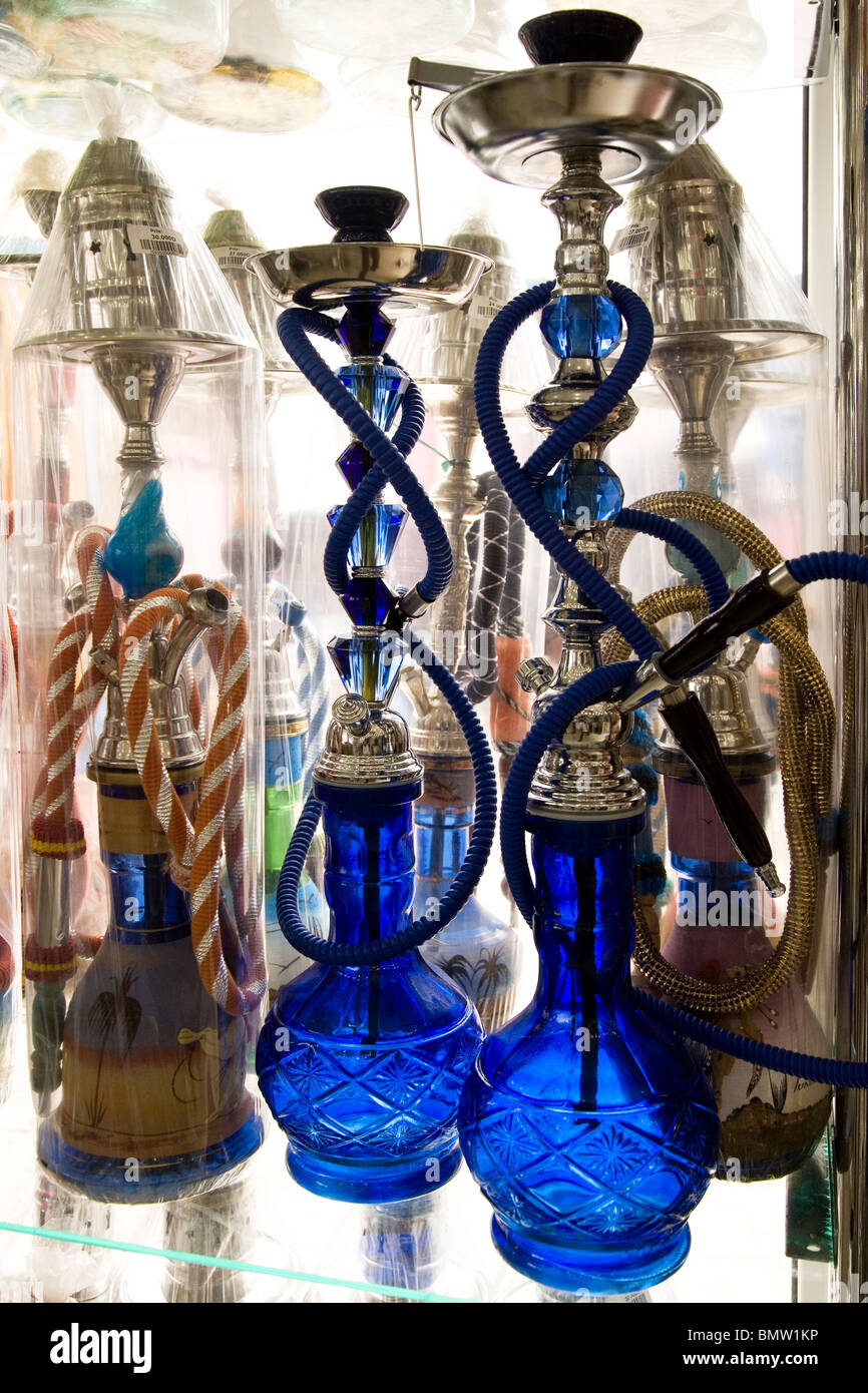 Arabo tradizionale chicha tubi sono venduti in un negozio nella città di Midoun Djerba, Tunisia. Foto Stock