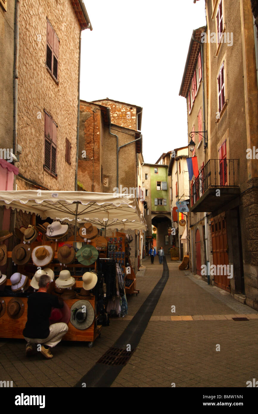 Titolare di stallo impostazione in una strada tranquilla del villaggio francese di Castellane, Alpes de Haute Provence,, in Francia, in Europa. Foto Stock