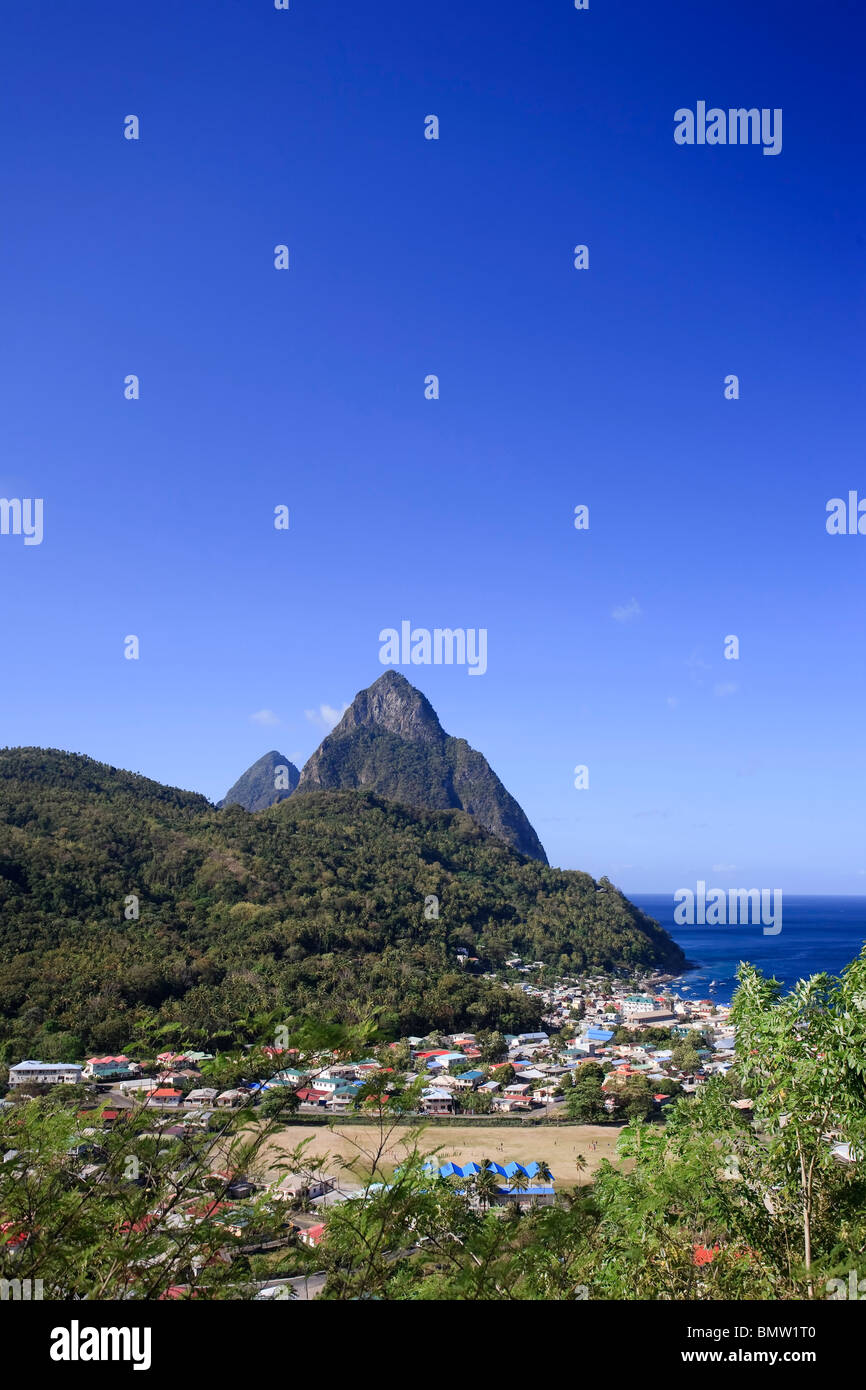 Caraibi, St Lucia, Petit e Gros Piton Montagne (Patrimonio Mondiale dell'UNESCO) e la città di Soufriere Foto Stock