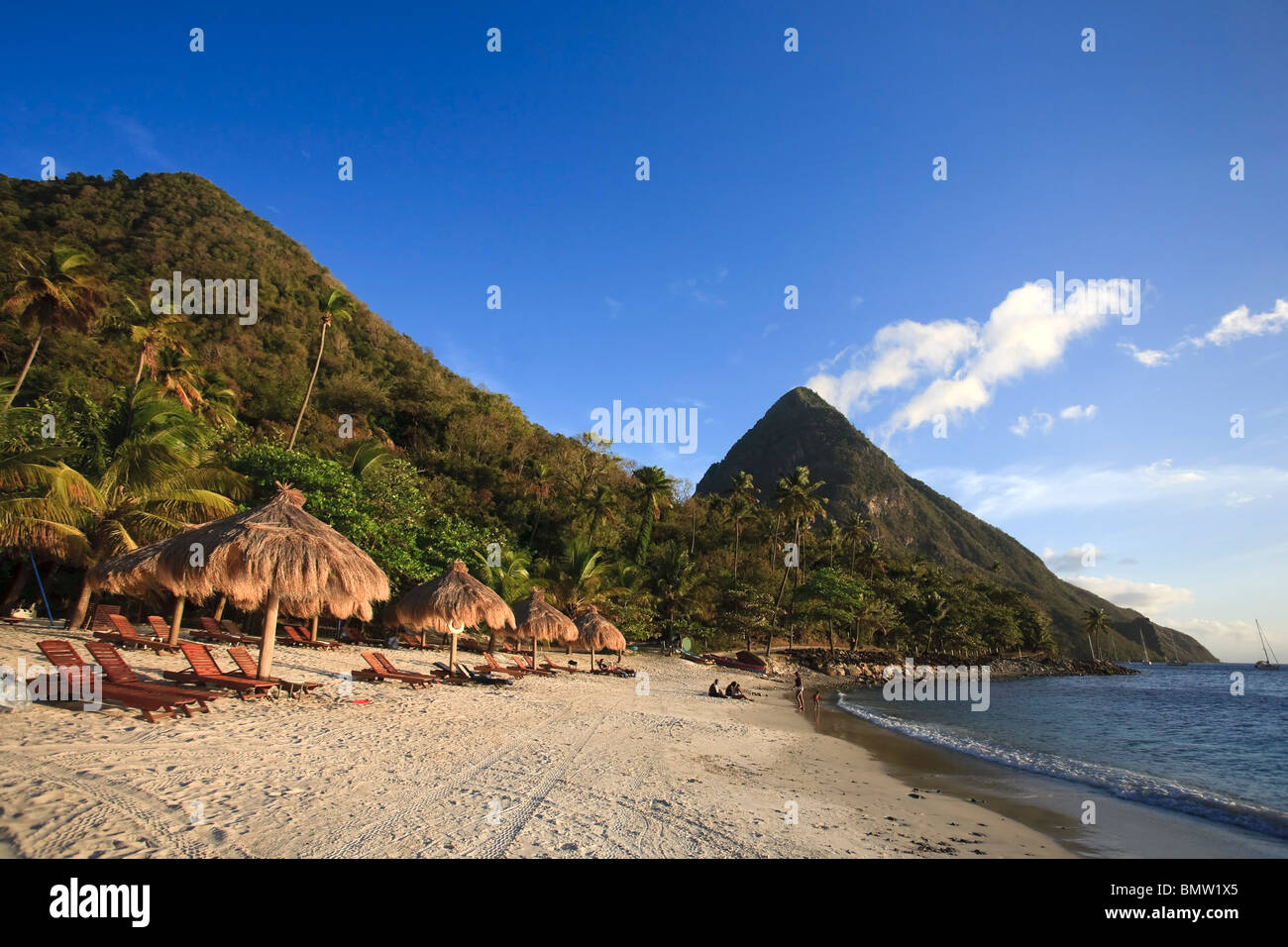 Caraibi, St Lucia, Gros Piton, (Patrimonio Mondiale dell'UNESCO) e Anse des Pitons spiaggia (Anse persiana) Foto Stock