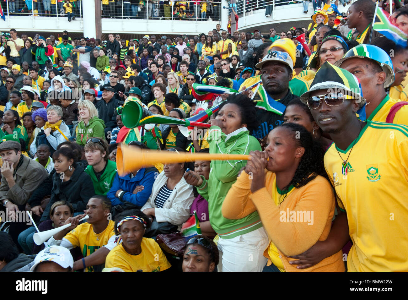 Visualizzazione pubblico della Coppa del Mondo FIFA 2010 a V&A Waterfront a Città del Capo in Sud Africa Foto Stock