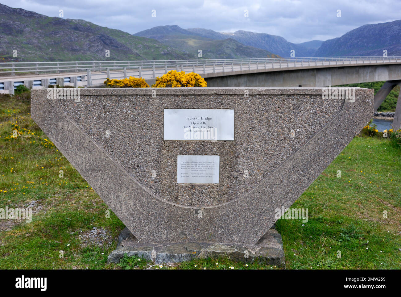 Targhe commemorative. Ponte Kylescu, Sutherland, Scotland, Regno Unito, Europa. Foto Stock