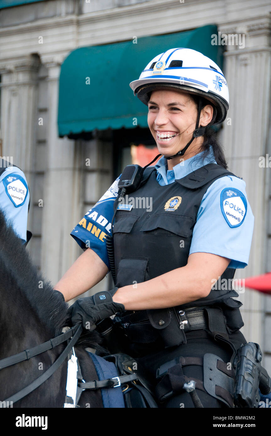 Femmina funzionario di polizia a cavallo di Montreal, Canada Foto Stock