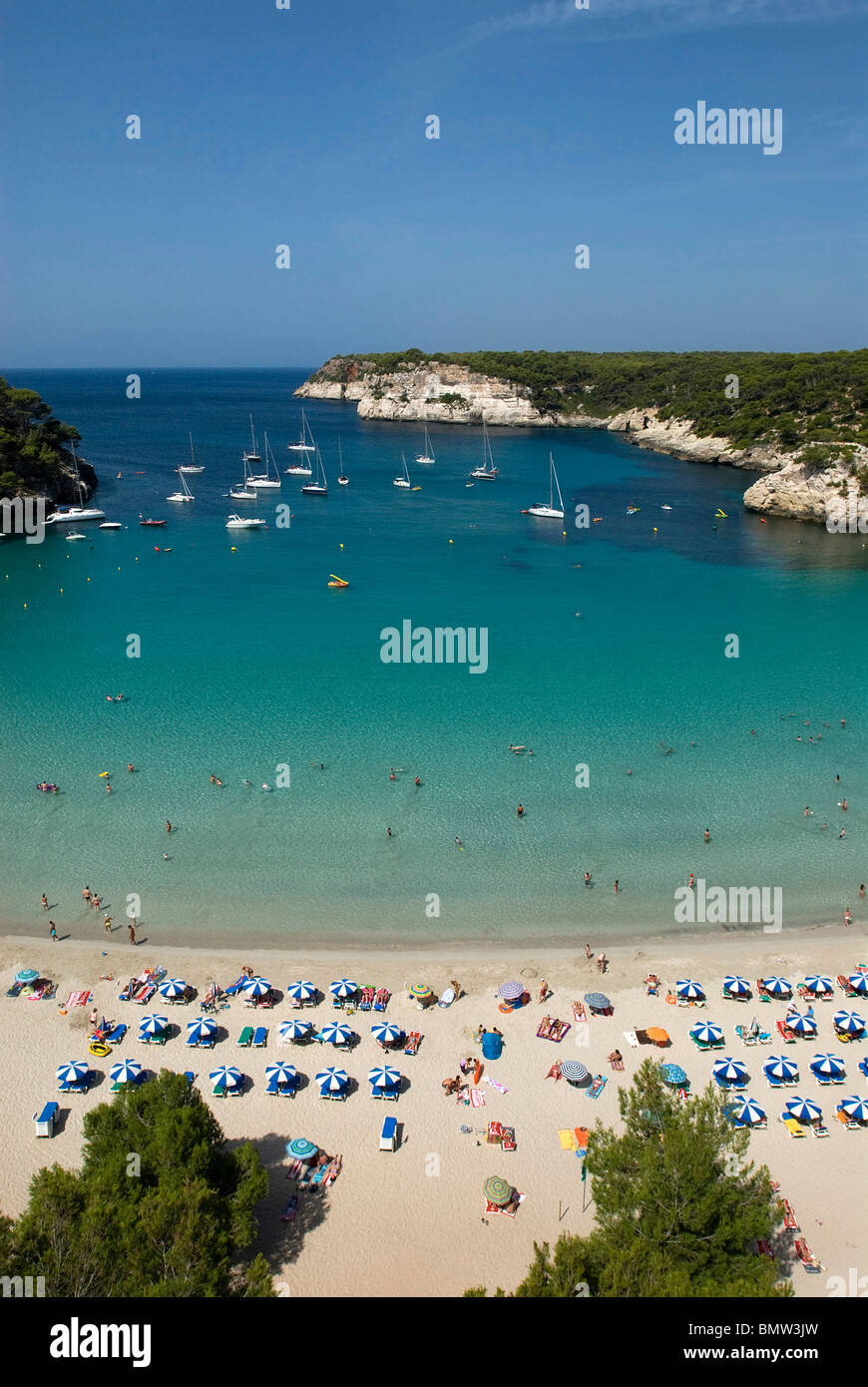 La spiaggia e la baia di Cala Galdana Minorca, Baleari, Spagna Foto Stock