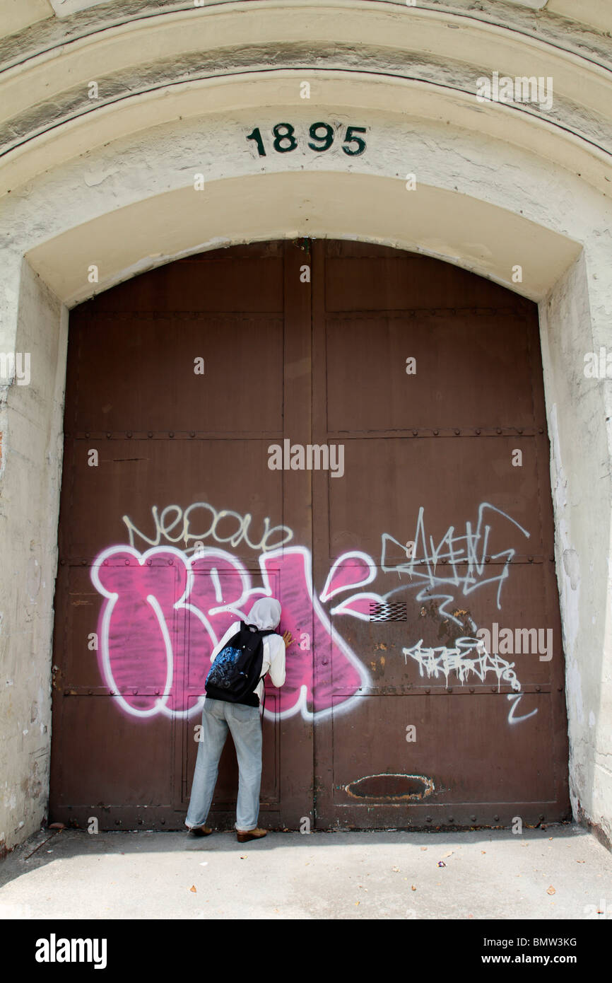 Graffity sul carcere di Pudu porta principale di Kuala Lumpur in Malesia. Foto Stock