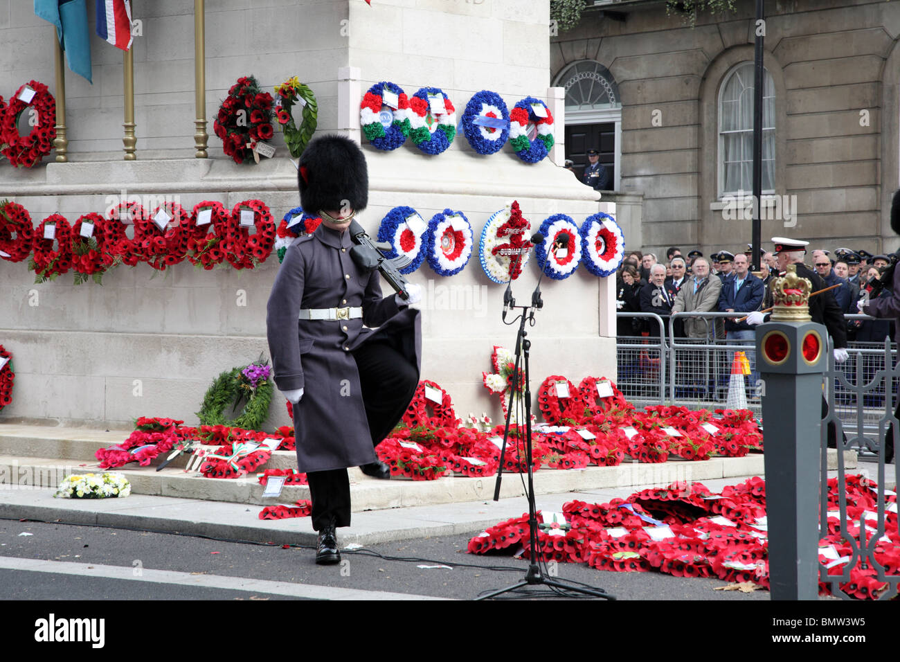 Soldato presso il Cenotafio armistizio giorno memoriale di servizio in Whitehall, London SW1. Foto Stock