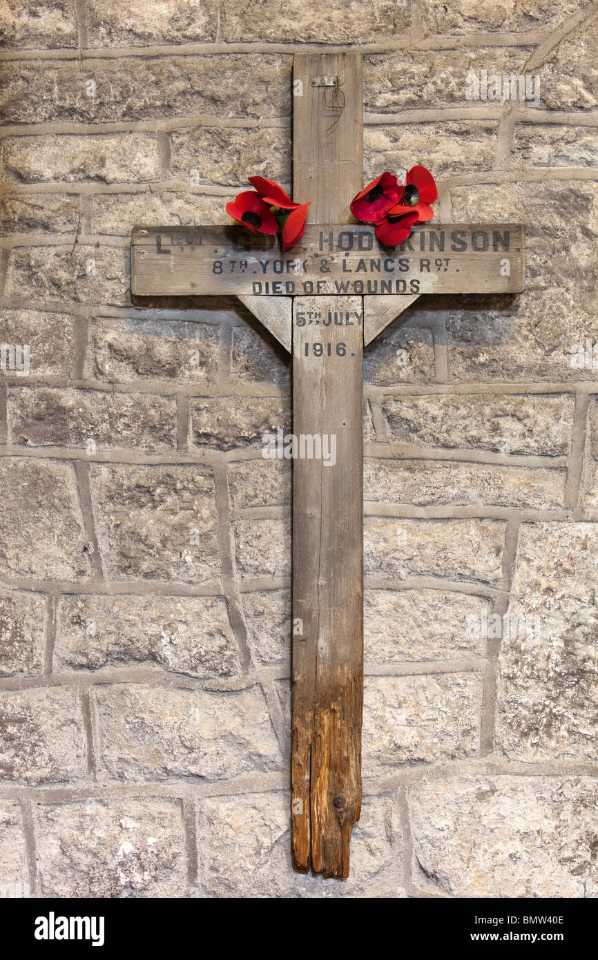 Regno Unito, Derbyshire, Peak District, Hathersage, la chiesa di San Michele, la prima guerra mondiale il memorial di legno trasversale del campo di battaglia Foto Stock