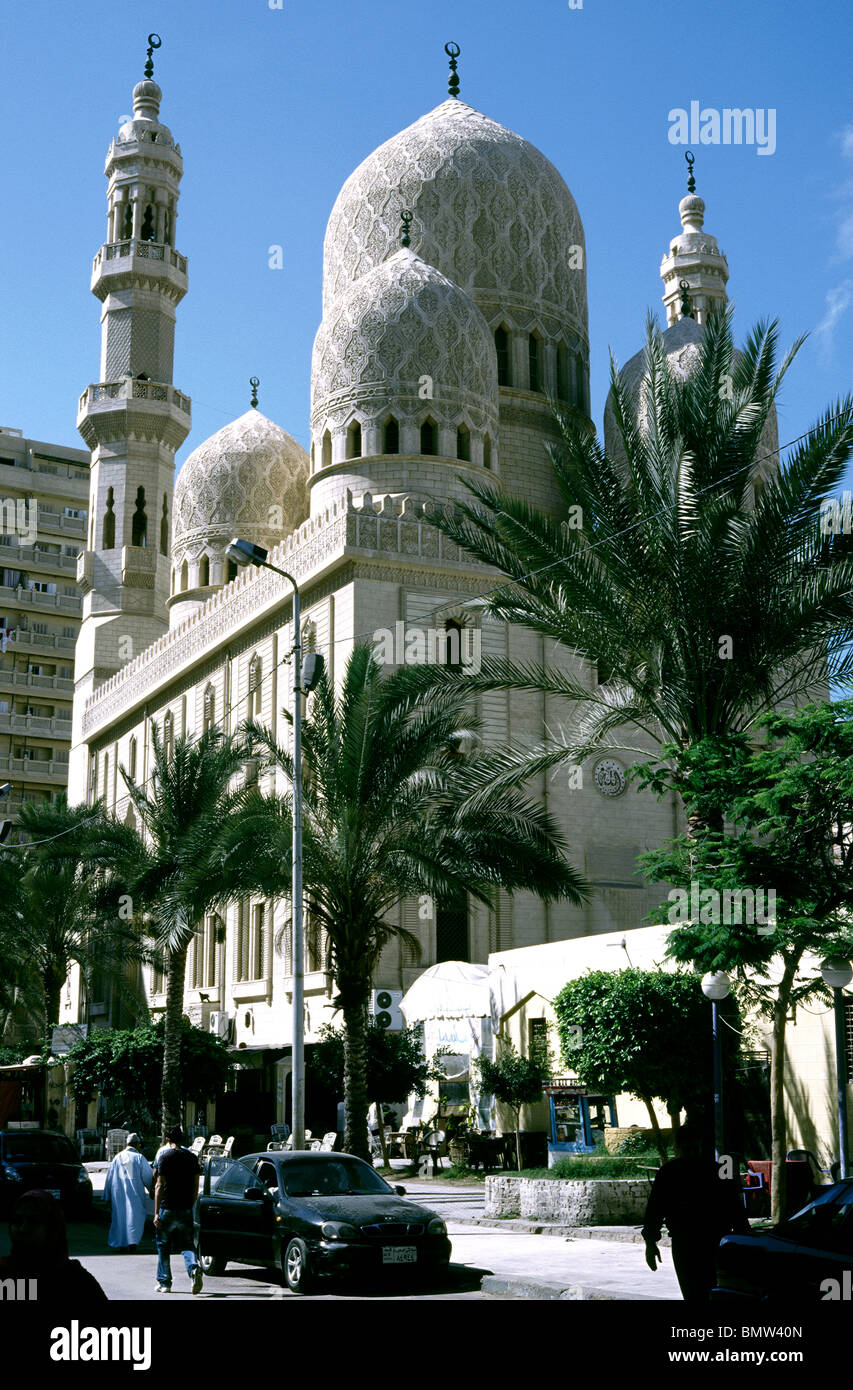 La moschea di Sidi Yaqut al-Arshi accanto a Abu al-Abbas al-Mursi moschea nel quartiere Anfoushi egiziano di Alessandria. Foto Stock