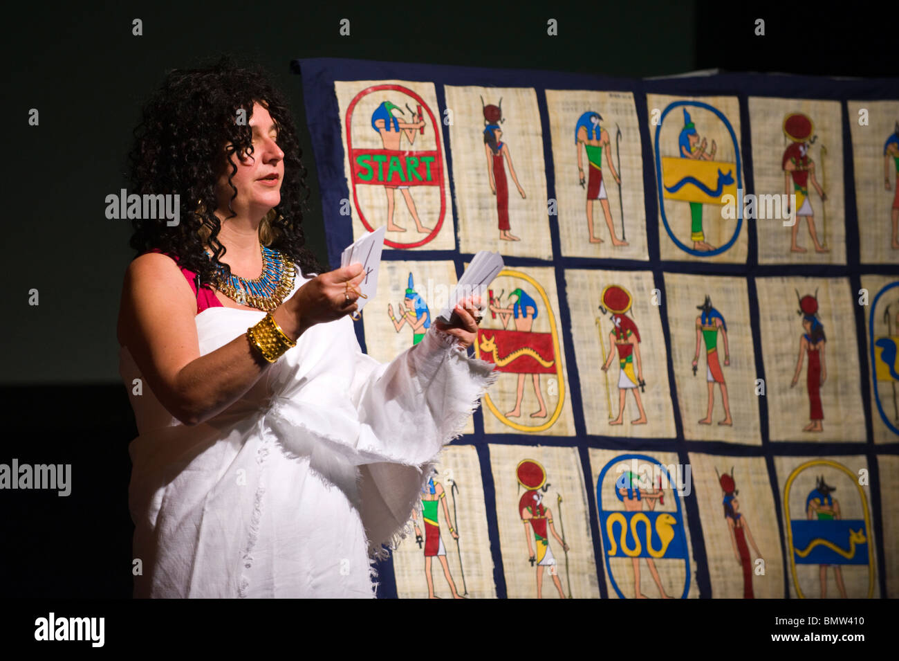 I bambini di autore Gill Harvey eseguendo il suo spettacolo egiziano a Hay Festival scuole primarie giorno Hay on Wye Powys Wales UK Foto Stock