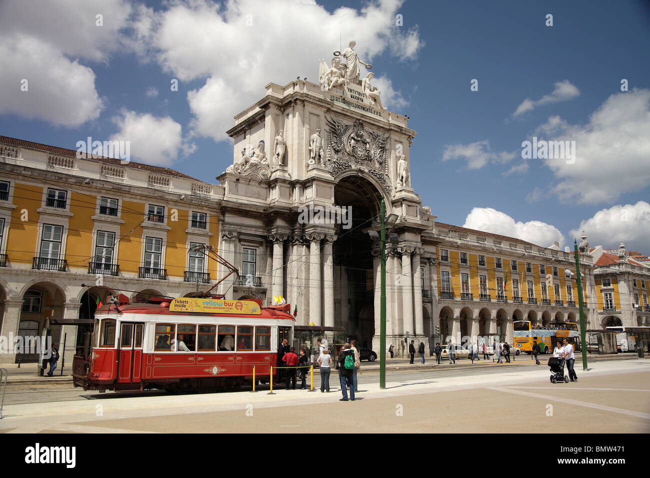 Rosso storico tram davanti all'arco trionfale sulla piazza del Commercio Praca do Comercio o Terreiro do Paco a Lisbona Foto Stock
