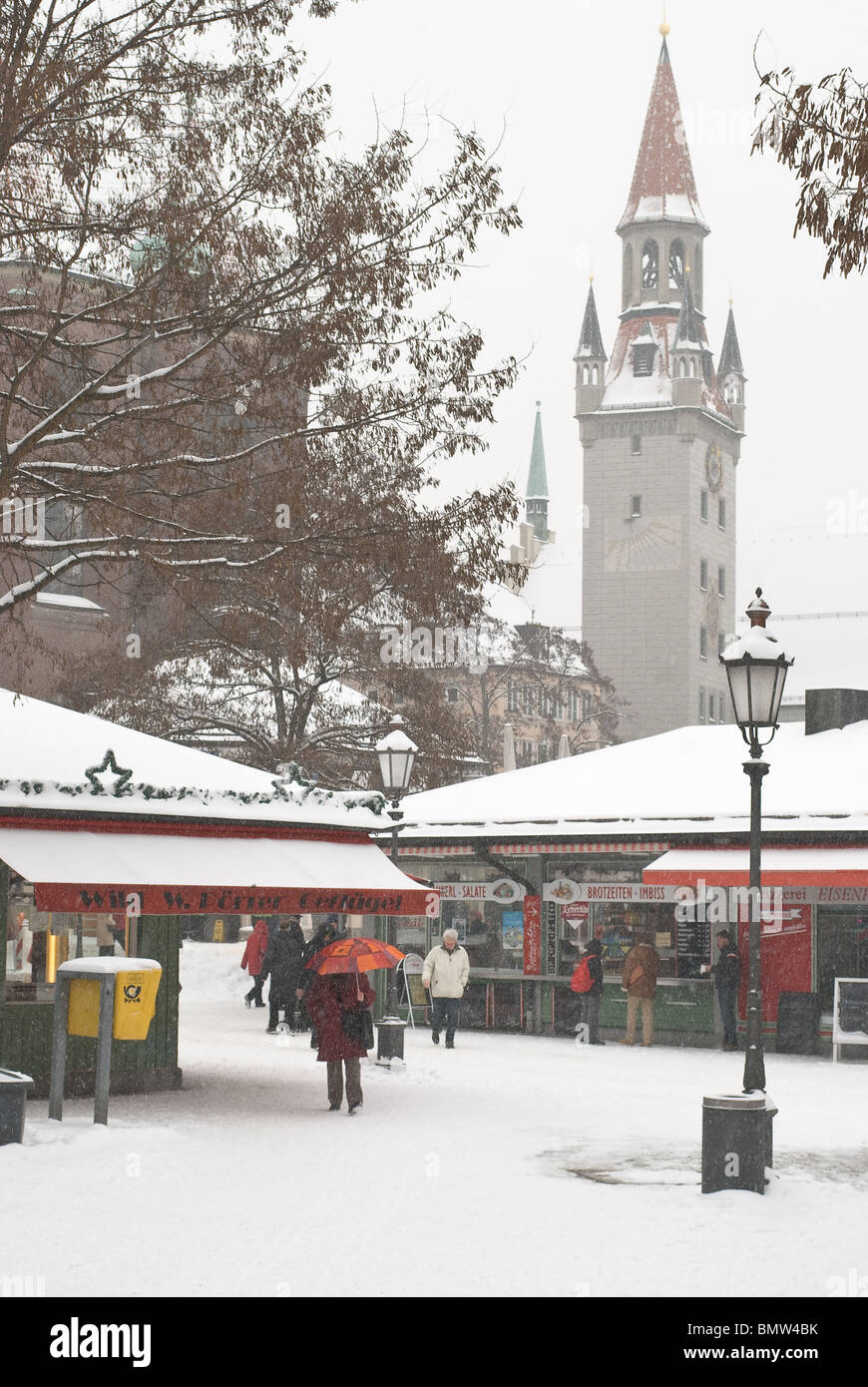 Snowy giorno al mercato alimentare di Monaco di Baviera, Germania Foto Stock