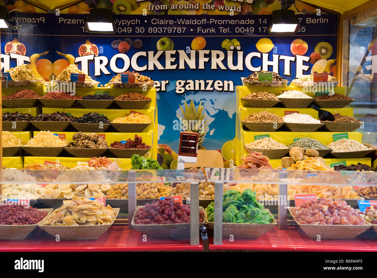 La vendita di caramelle a Berlino Germania Foto Stock