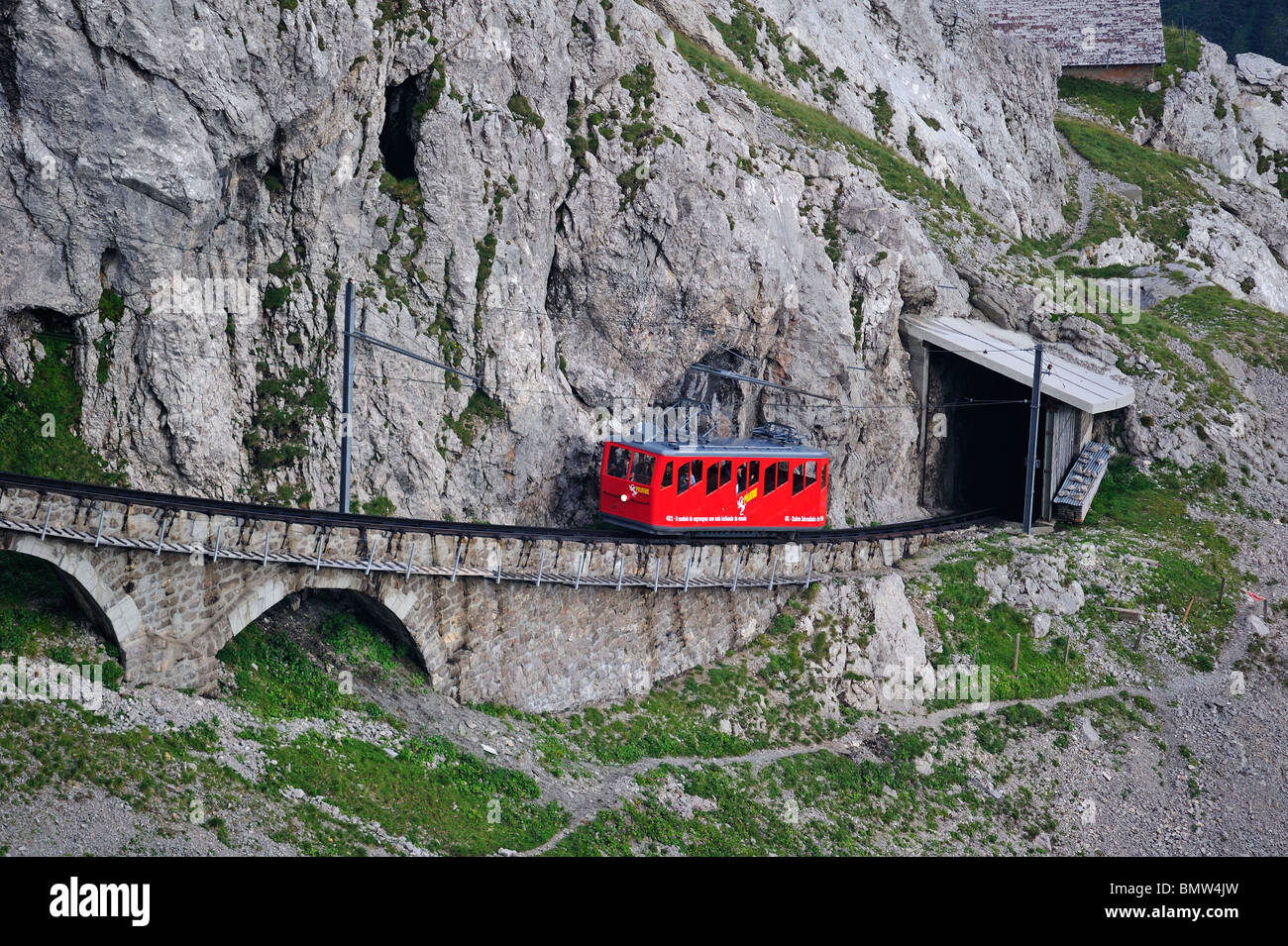 Il pignone e cremagliera ferrovia per il Monte Pilatus, nella Svizzera centrale, con il treno in avvicinamento al vertice Foto Stock