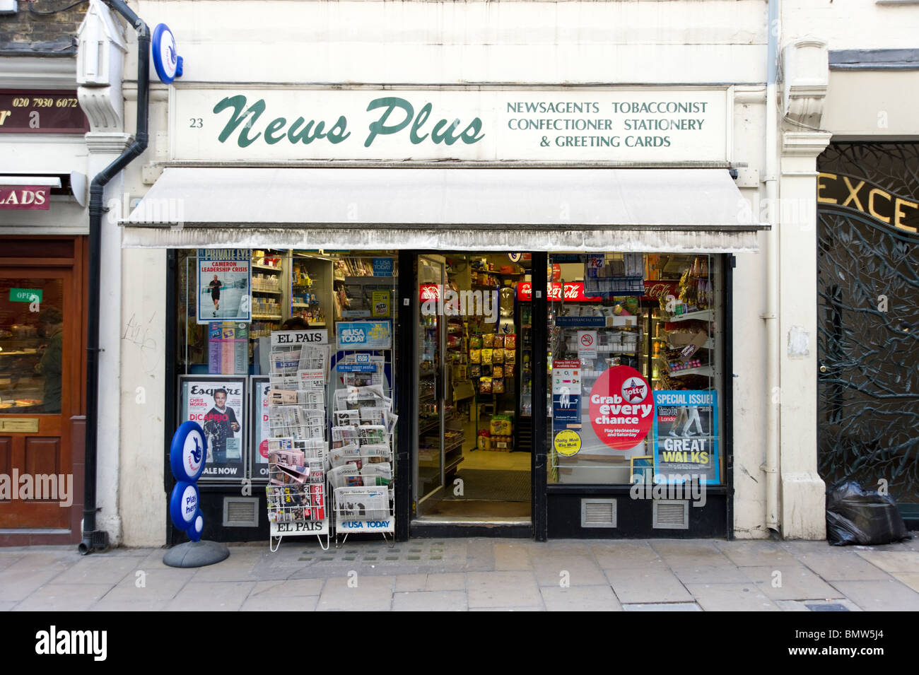Edicola locale shop, London, Regno Unito Foto Stock