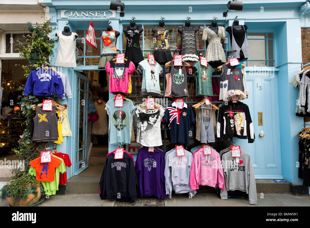 Indipendenti e piccoli negozi di abbigliamento sul mercato di Portobello Road a Notting Hill, Londra, Inghilterra, Regno Unito Foto Stock