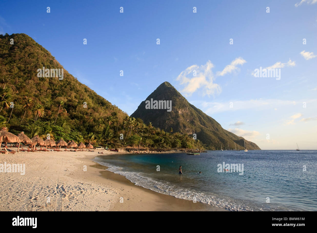 Caraibi, St Lucia, Gros Piton, (Patrimonio Mondiale dell'UNESCO) e Anse des Pitons spiaggia (Anse persiana) Foto Stock