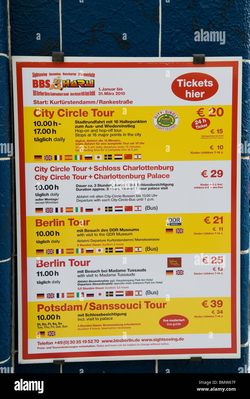 Biglietti per tour della città in segno di kiosk città Berlino Germania Foto Stock