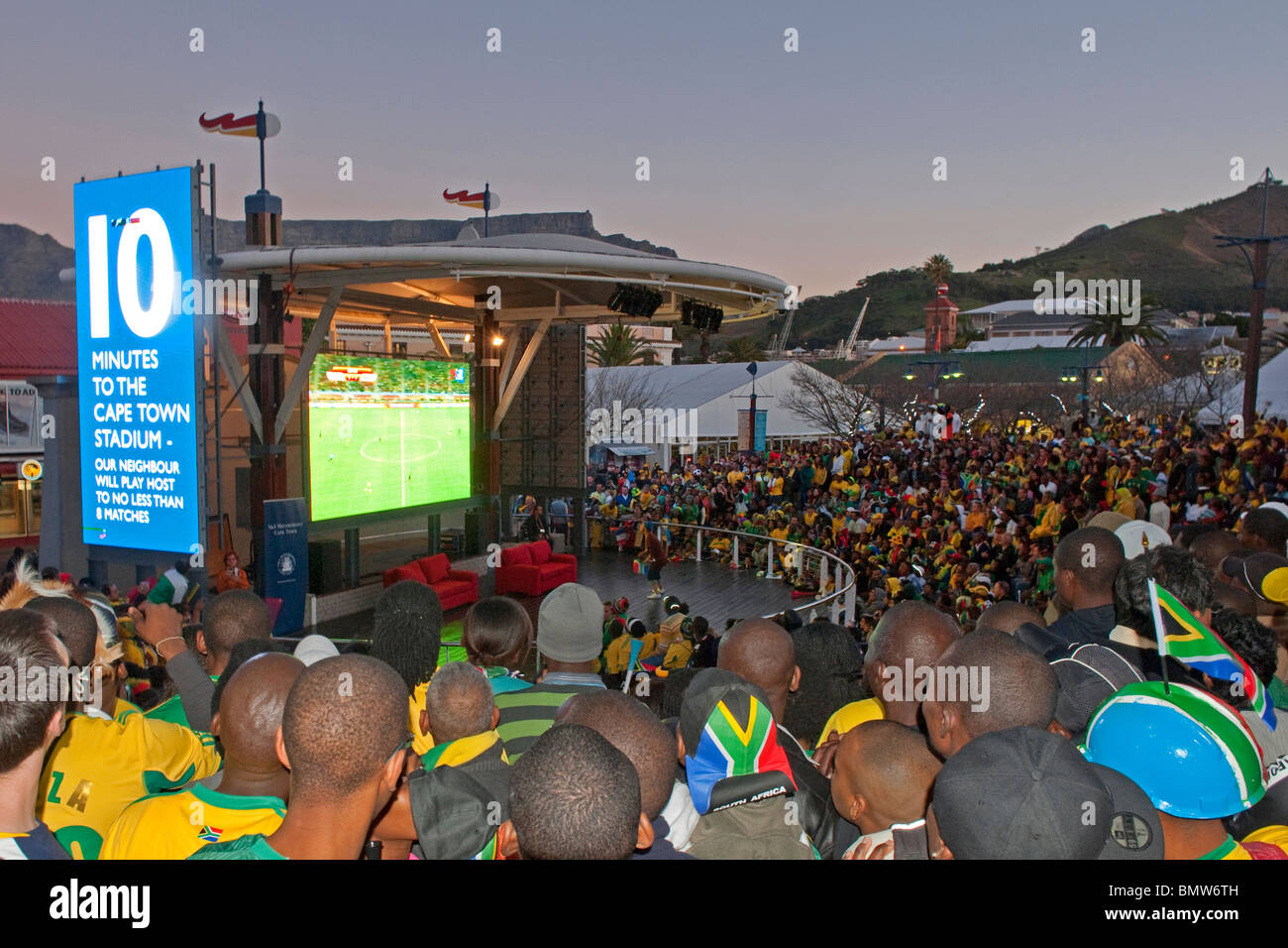 Visualizzazione pubblico della Coppa del Mondo FIFA 2010 a V&A Waterfront a Città del Capo in Sud Africa Foto Stock