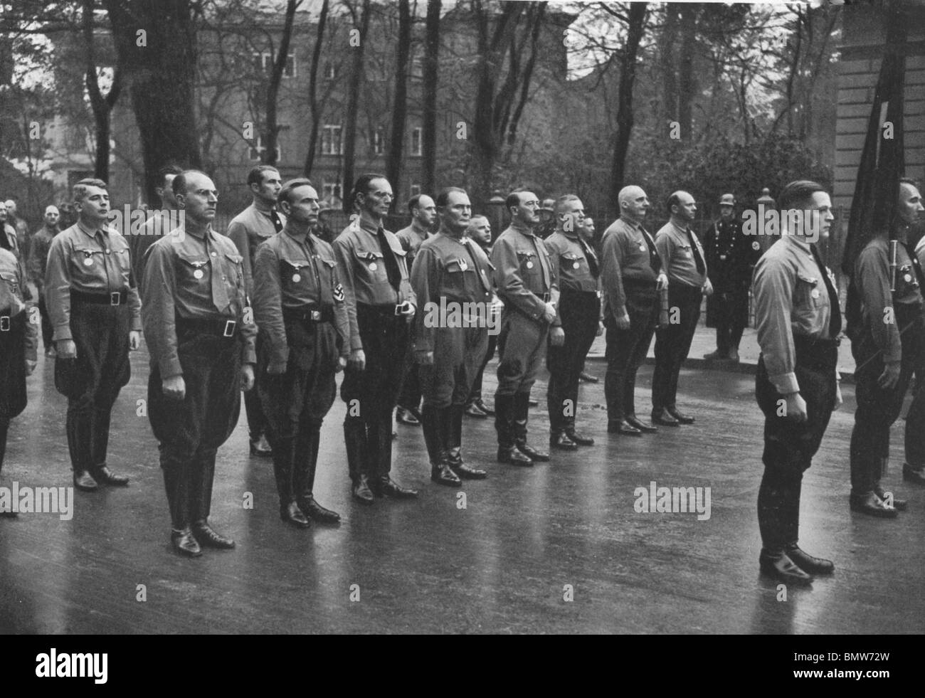 ADOLF HITLER conduce di vecchi compagni reunion di fronte alla casa marrone a Monaco di Baviera, 9 novembre 1935 Foto Stock