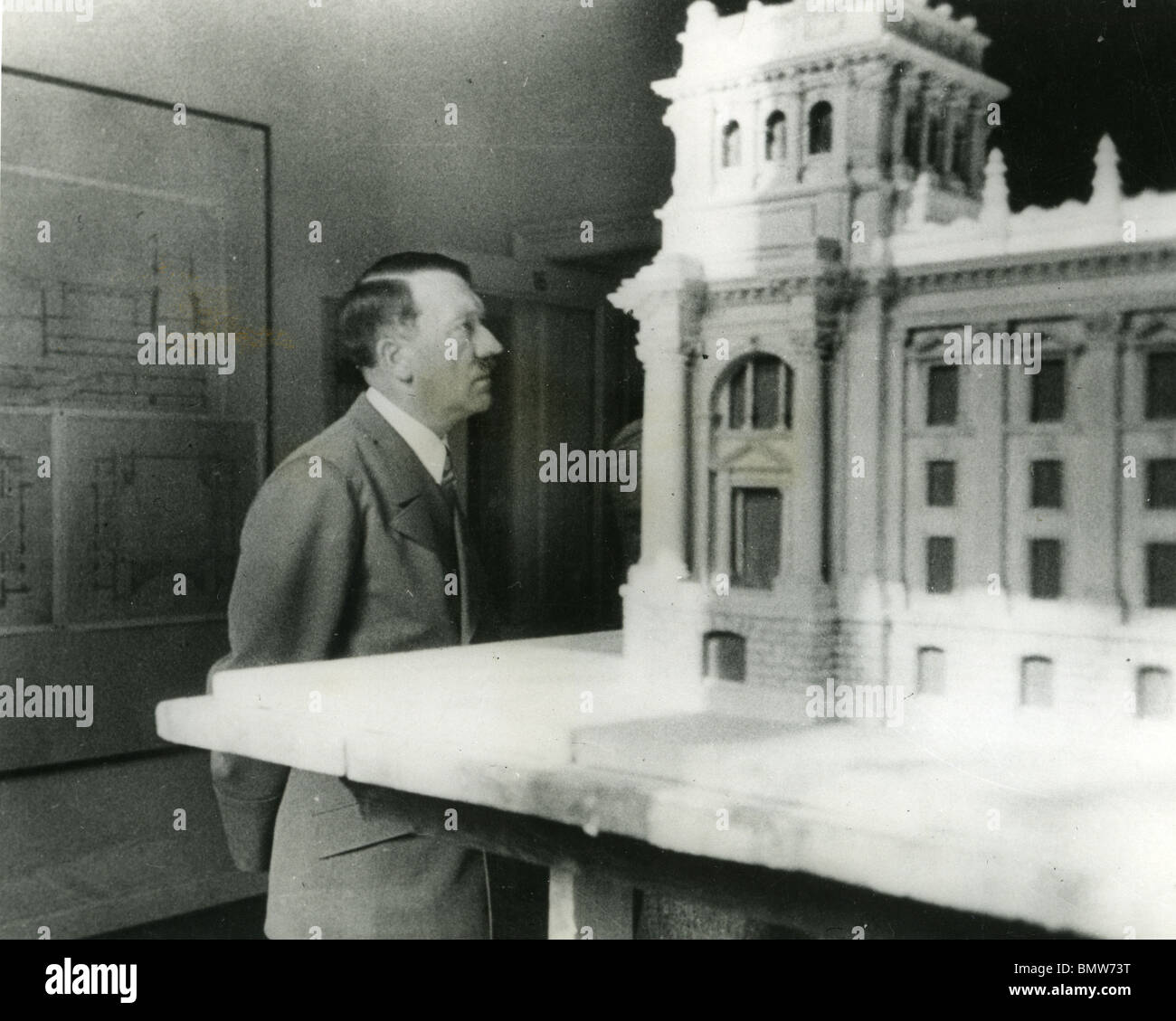 ADOLF HITLER guarda al modello di proposta di Berlin Opera House durante una visita a architetto nazista Woldemar Brinkmann Foto Stock