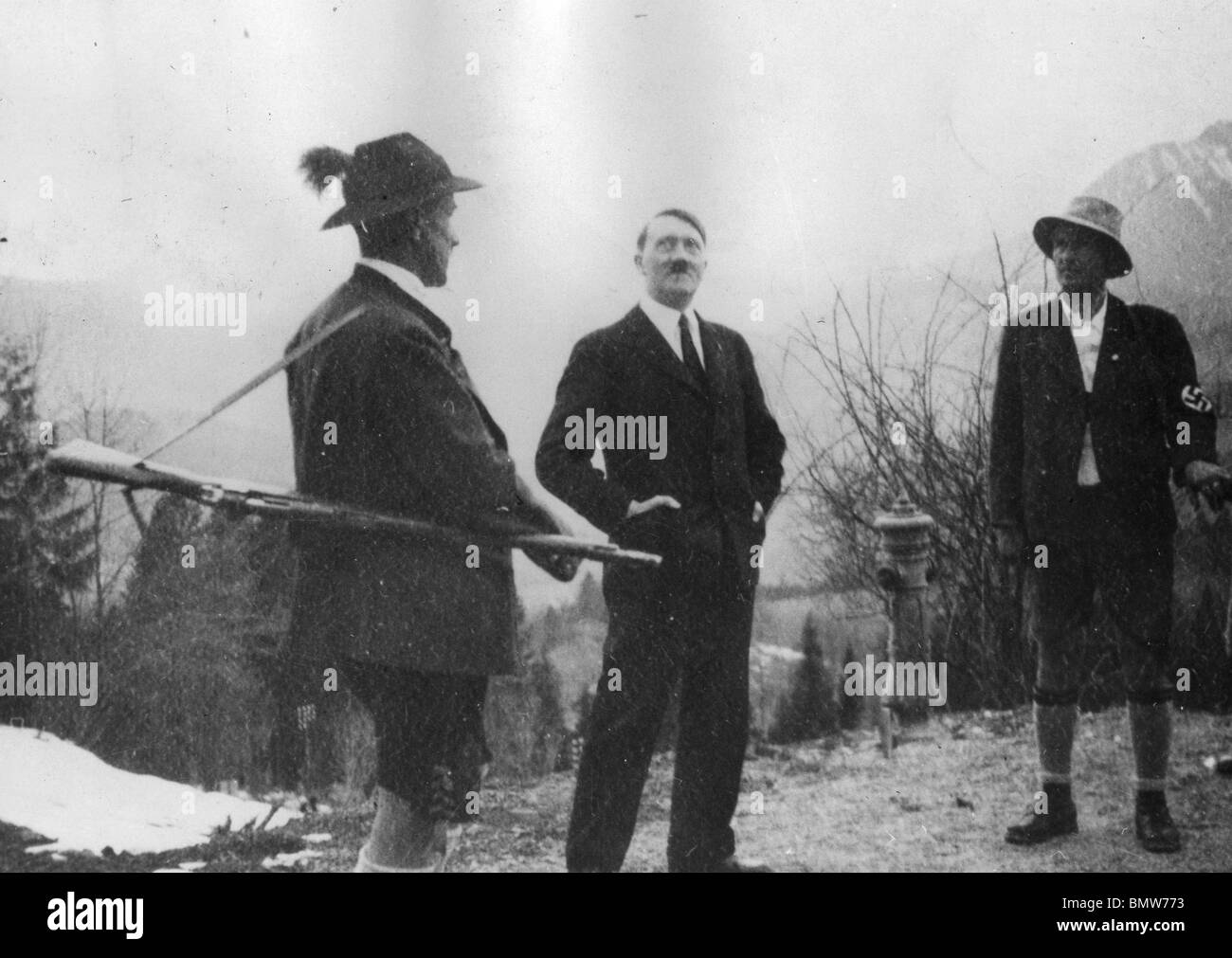 ADOLF HITLER con i sostenitori austriaci nel 1935 Foto Stock