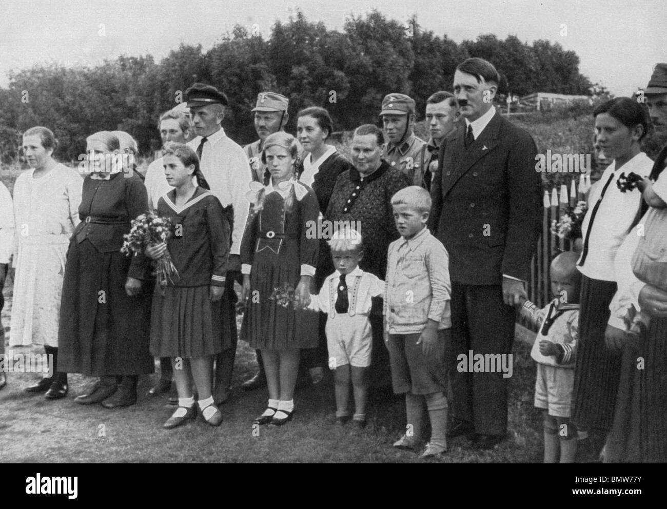 ADOLF HITLER con una famiglia tedesca circa 1933 - Evento sconosciuto Foto Stock