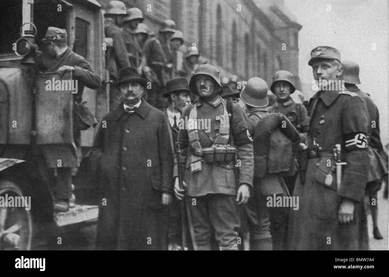 Partito nazista officer a destra con inizio Storm troopers circa 1930 Foto Stock