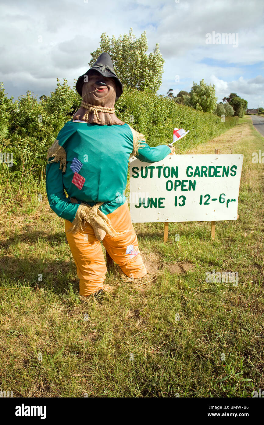 Lo Spaventapasseri village garden open day Sutton, Suffolk, Inghilterra Foto Stock