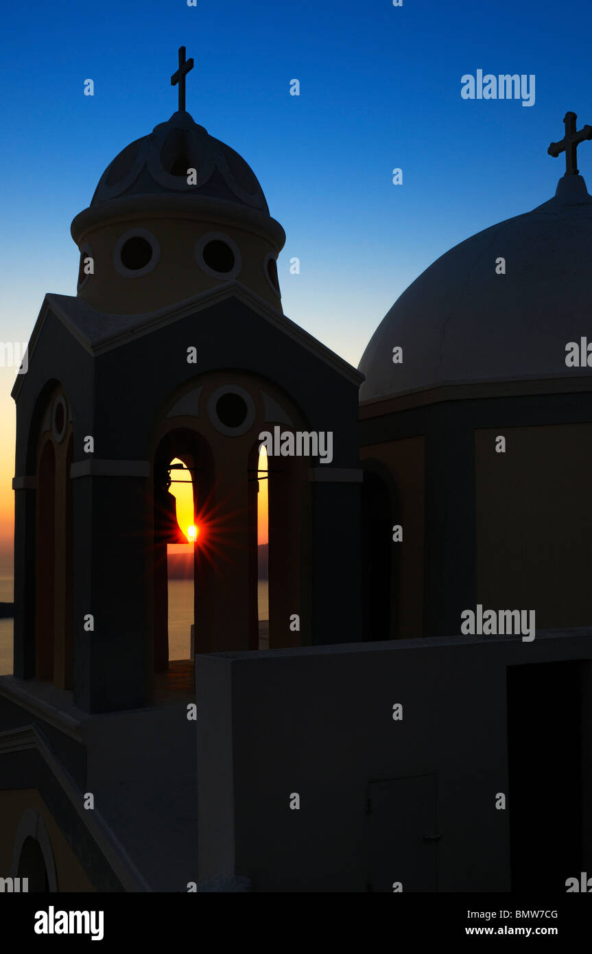 Una Chiesa al tramonto a Thira - Santorini Island, Grecia. Foto Stock