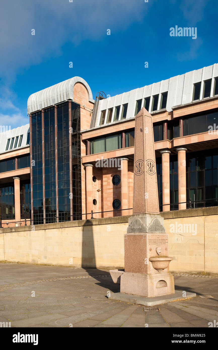 La mattina presto luce sul John Wesley Memorial e Newcastle Tribunali. Foto Stock