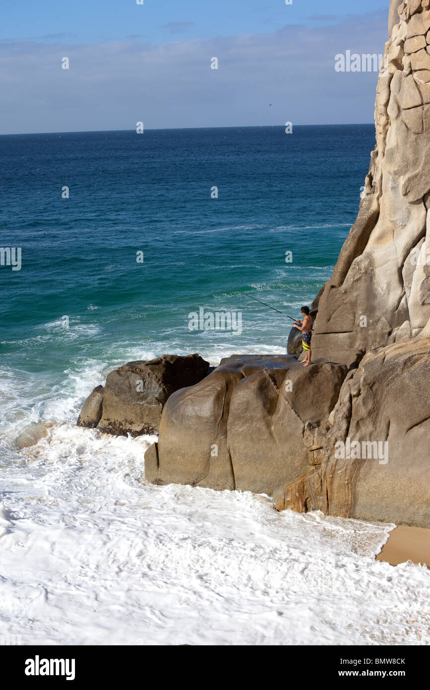 L'uomo la pesca Rocks off in Messico Foto Stock