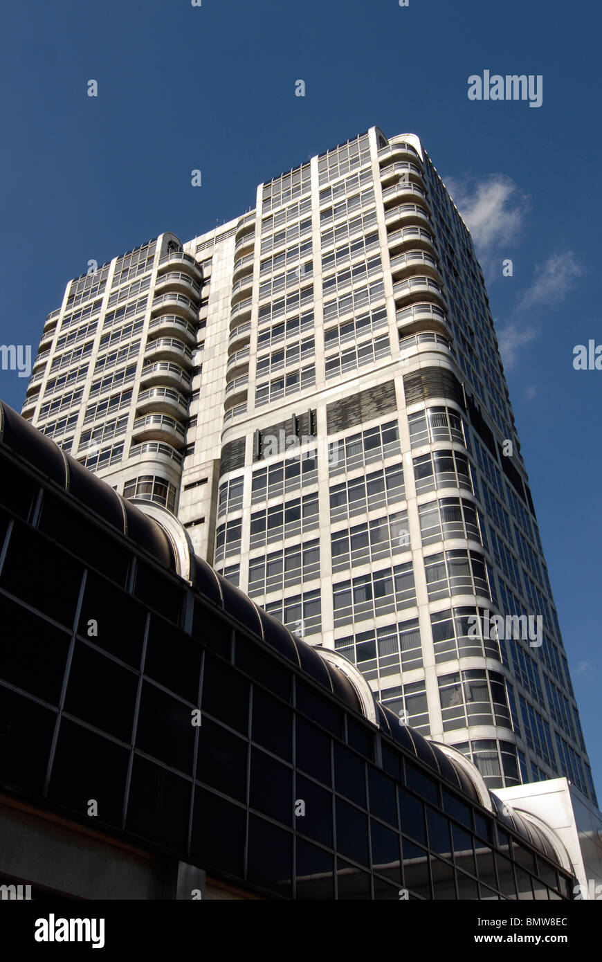 Il David Murray John Tower a Swindon, Regno Unito, contro un cielo blu scuro. Foto Stock