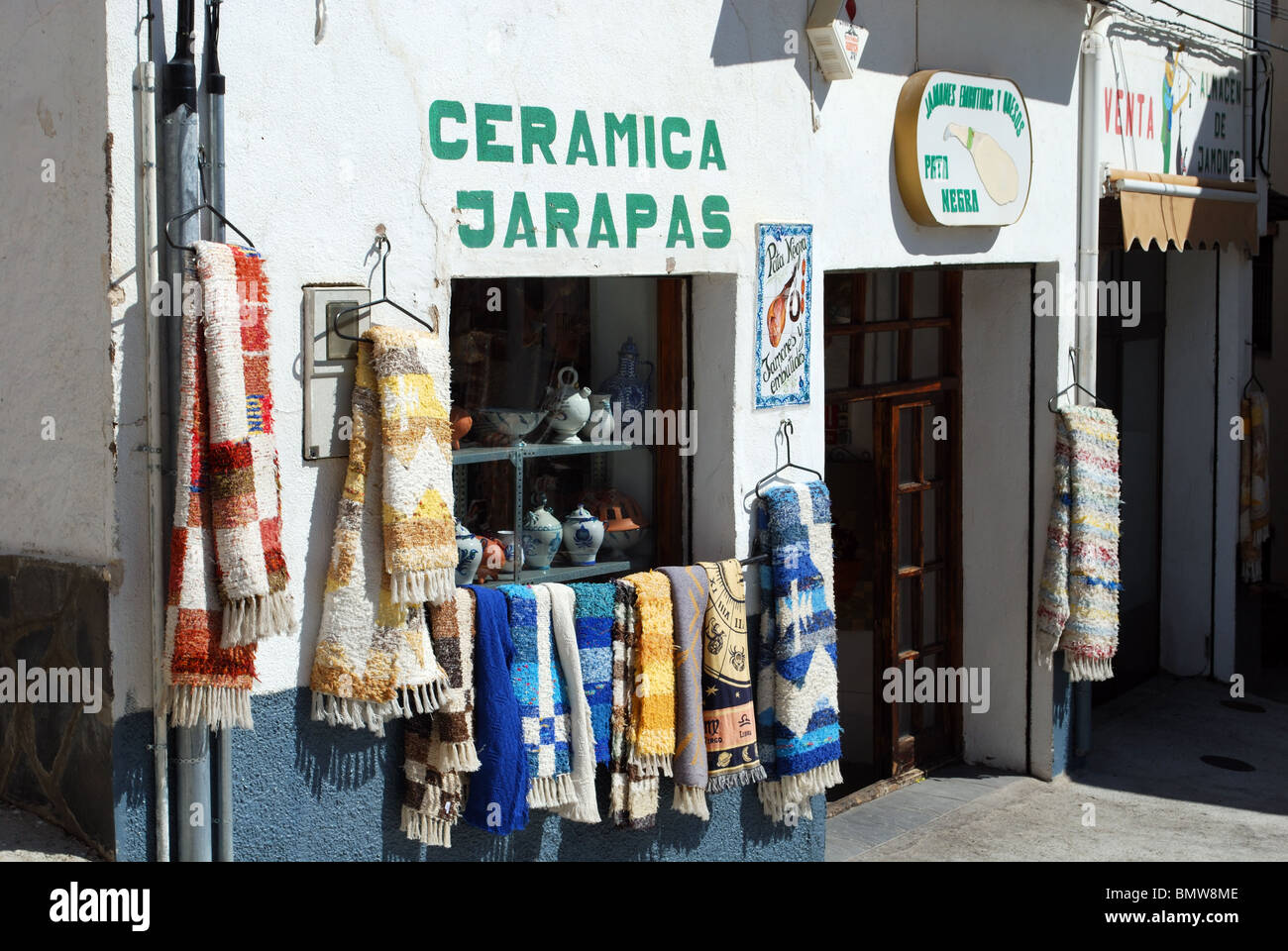 Negozio di vendita realizzati localmente tappeti, Ohanes, Las Alpujarras, provincia di Granada, Andalusia, Spagna, Europa occidentale. Foto Stock