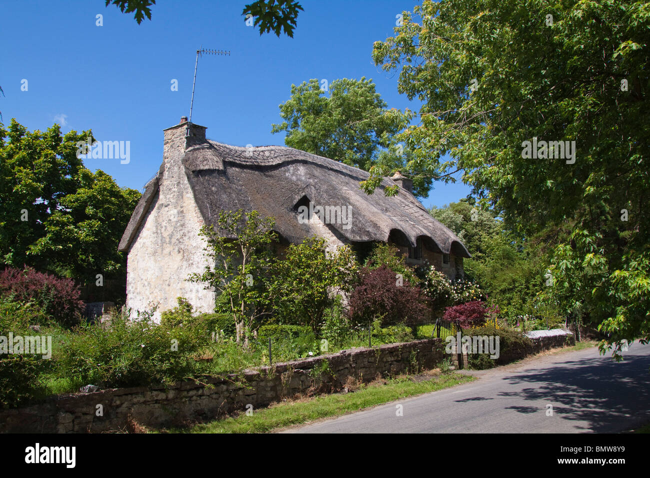 Tradizionale tetto in paglia Cottage a Merthyr Mawr Merthyr Mawr House, antica casa signorile del XIX secolo costruito da John Nicholl. Galles Foto Stock