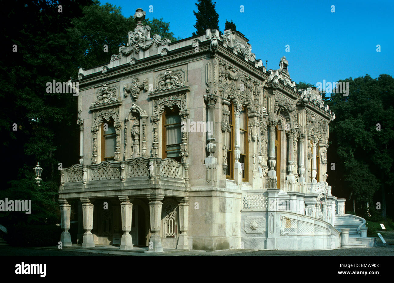 Ilhamur c xix secolo padiglione cerimoniali o barocco chiosco in giardini Ilhamur, Istanbul, Turchia Foto Stock