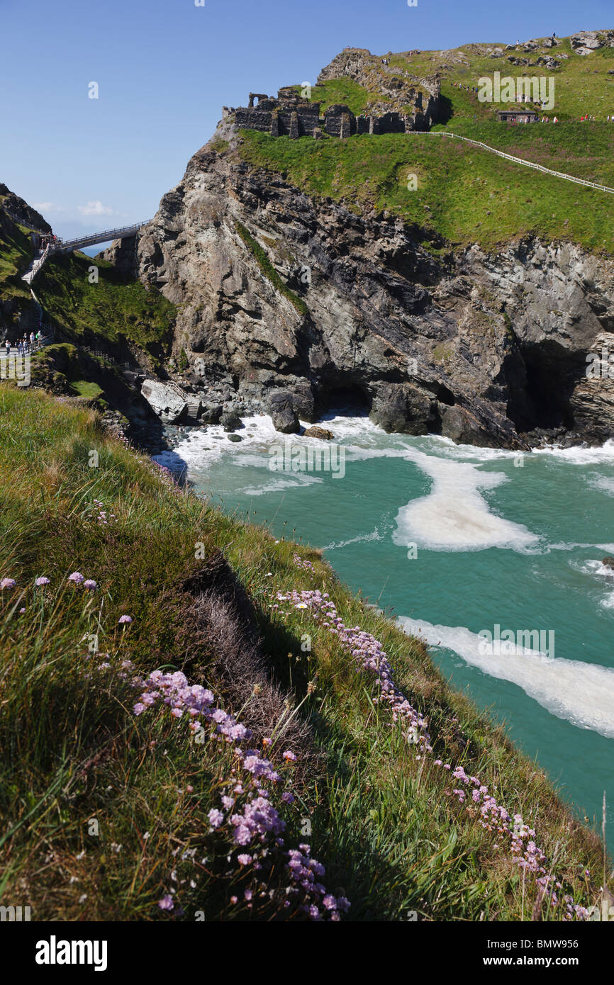 Tintagel Castle e Tintagel Haven, Cornwall, Inghilterra Foto Stock