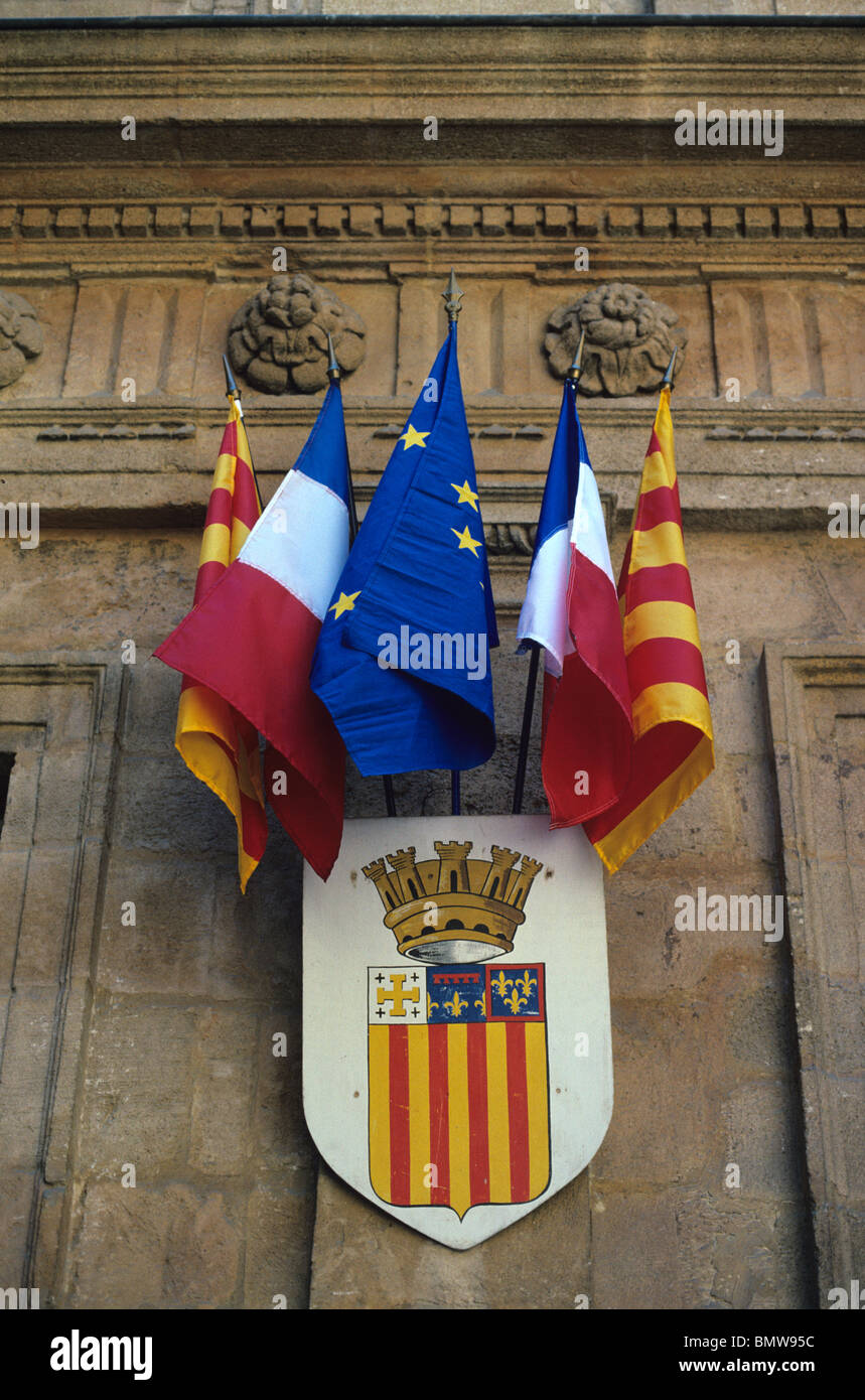 Tre bandiere, francese provenzale e bandiere europee, provenzale stemma, Municipio di Aix-en-Provence o Aix en Provence Francia Foto Stock