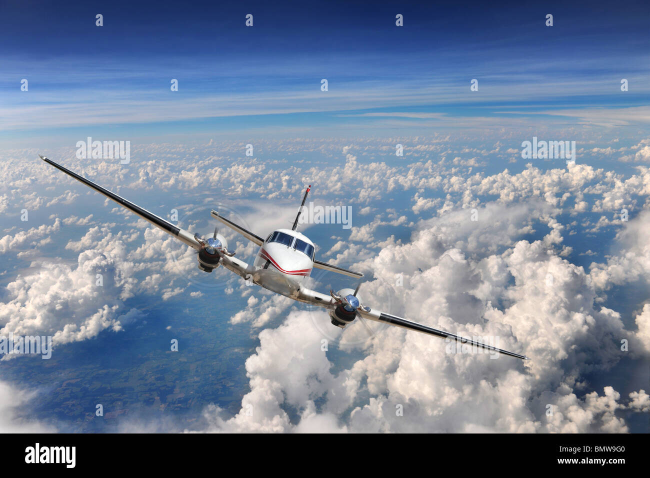 Aeroplano battenti alto sopra le nuvole Foto Stock