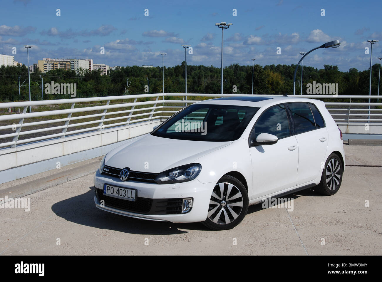 Volkswagen Golf VI GTD - 2009 - bianco - cinque porte (5D) - tedesco medio  inferiore auto di classe, il segmento C - parcheggio (parco auto Foto stock  - Alamy