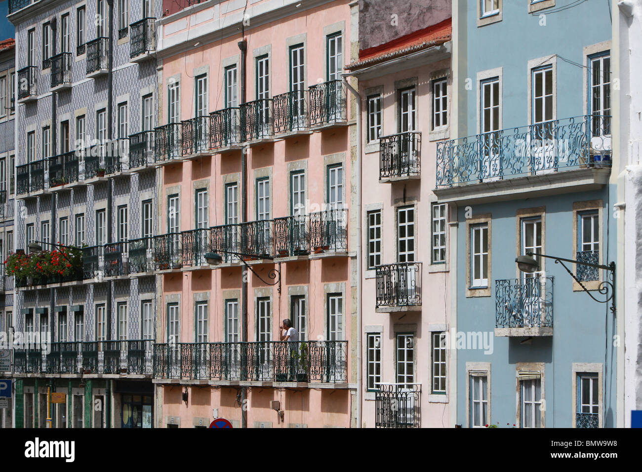 Case nelle strette stradine del Barrio Alto distretto di Lisbona, Portogallo Foto Stock