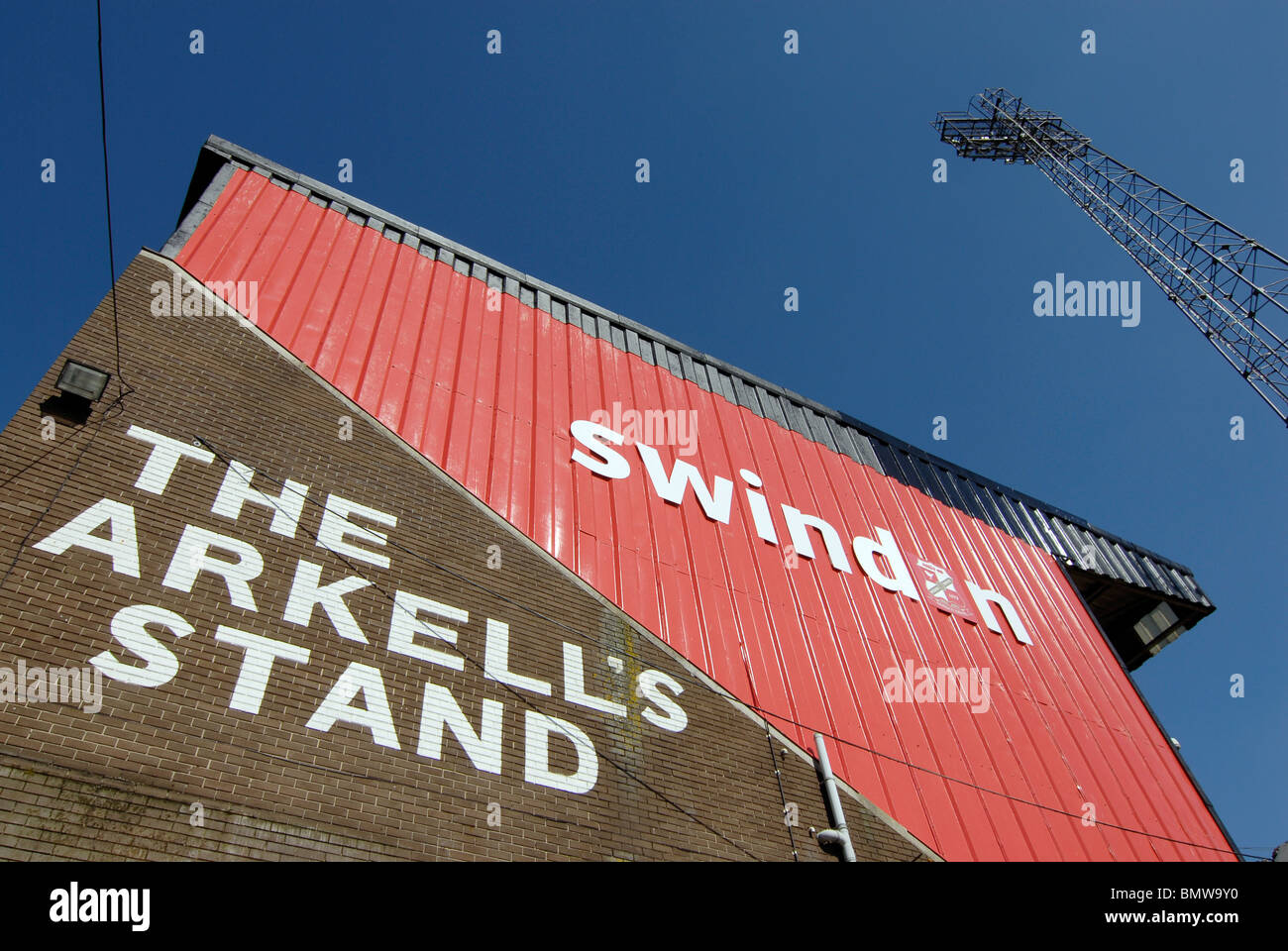 Il Arkells stand presso il Swindon Football Club 'County Ground' nel Wiltshire, Regno Unito. Il cielo è blu scuro e il piedistallo è rosso. Foto Stock