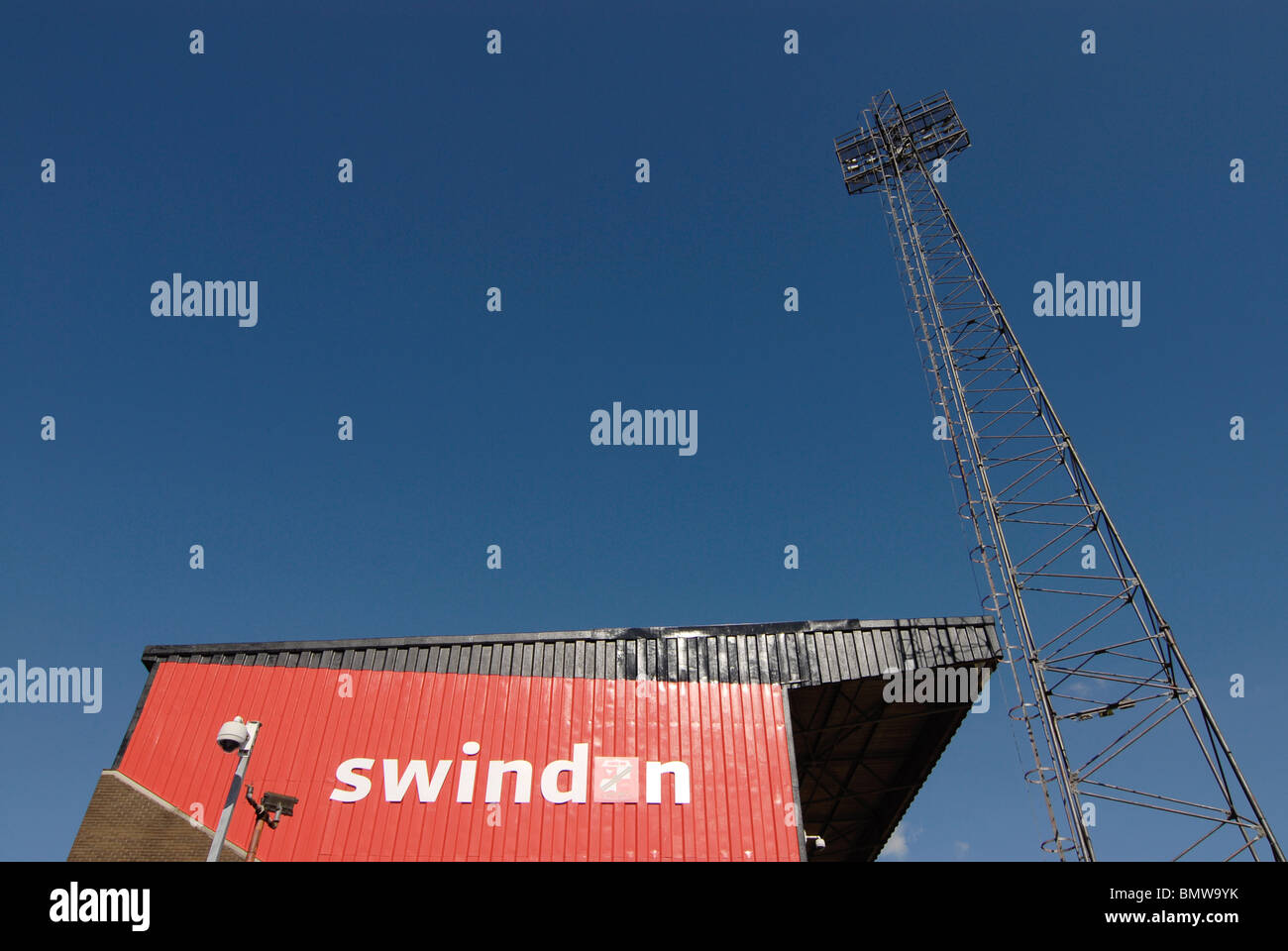 Il Arkells stand presso il Swindon Football Club 'County Ground' nel Wiltshire, Regno Unito. Il cielo è blu scuro e il piedistallo è rosso. Foto Stock