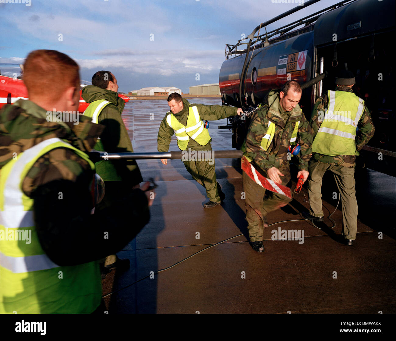 Massa membri di equipaggio delle frecce rosse Royal Air Force aerobatic team fare rifornimento del team falchi tra voli di addestramento Foto Stock