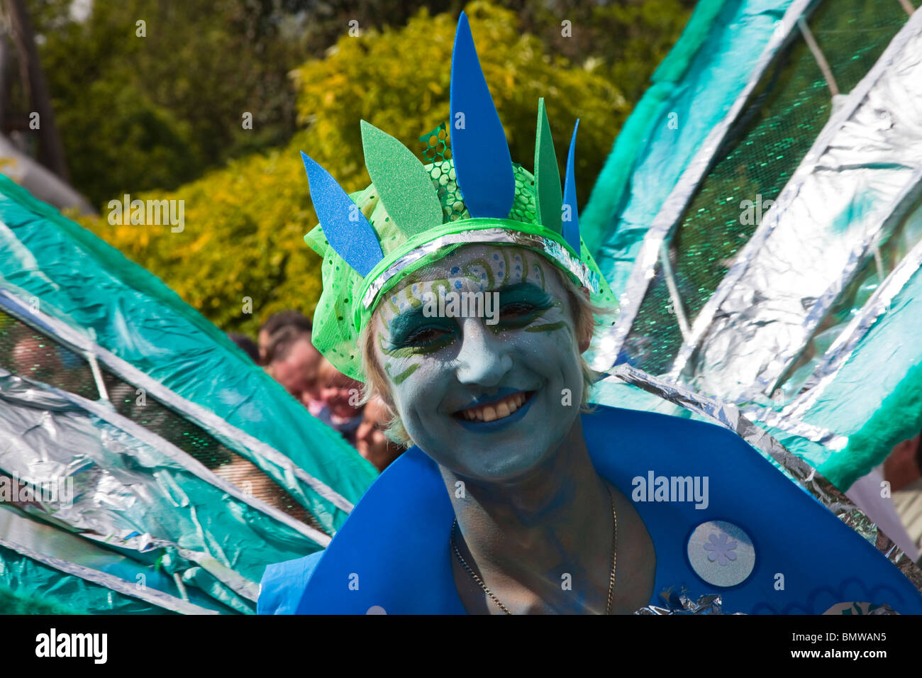 Donna vestito in costume costume per il West End Festival, Glasgow, Scozia Foto Stock