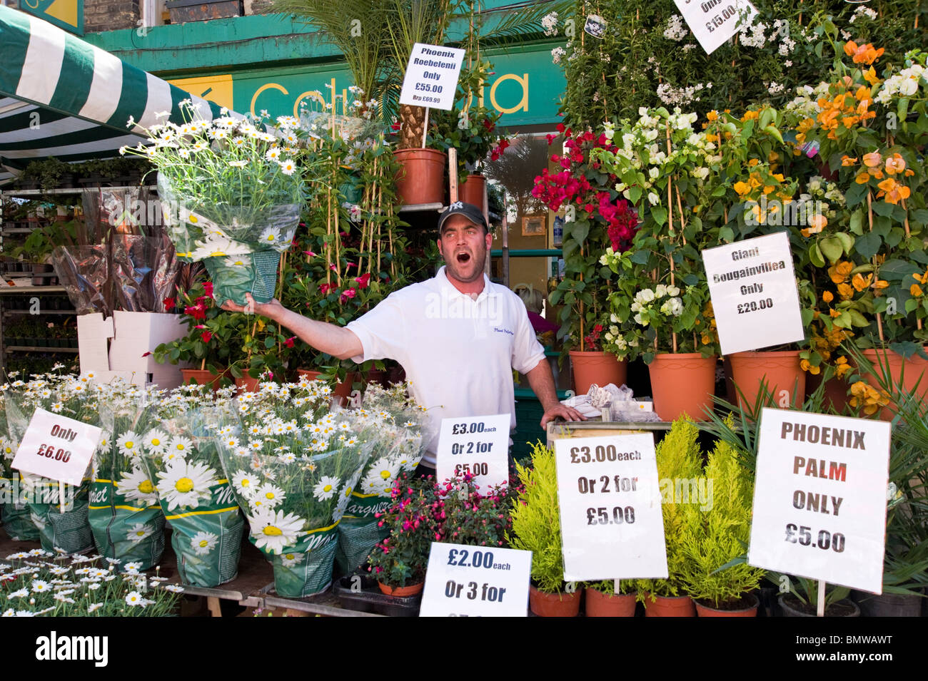 Commerciante di strada che vendono fiori a Columbia Road Flower Market, London, England, Regno Unito Foto Stock