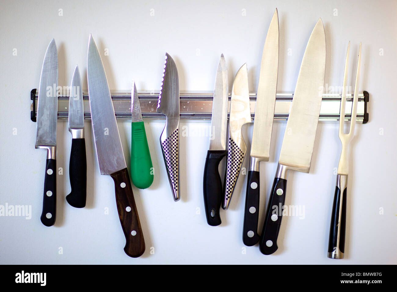 Coltelli da cucina professionali appeso a una parete Foto stock - Alamy