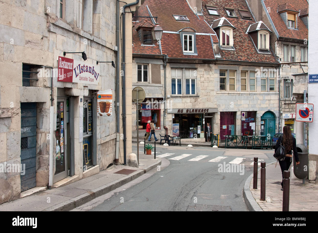 Strada stretta città vecchia case bianche pareti center Foto Stock
