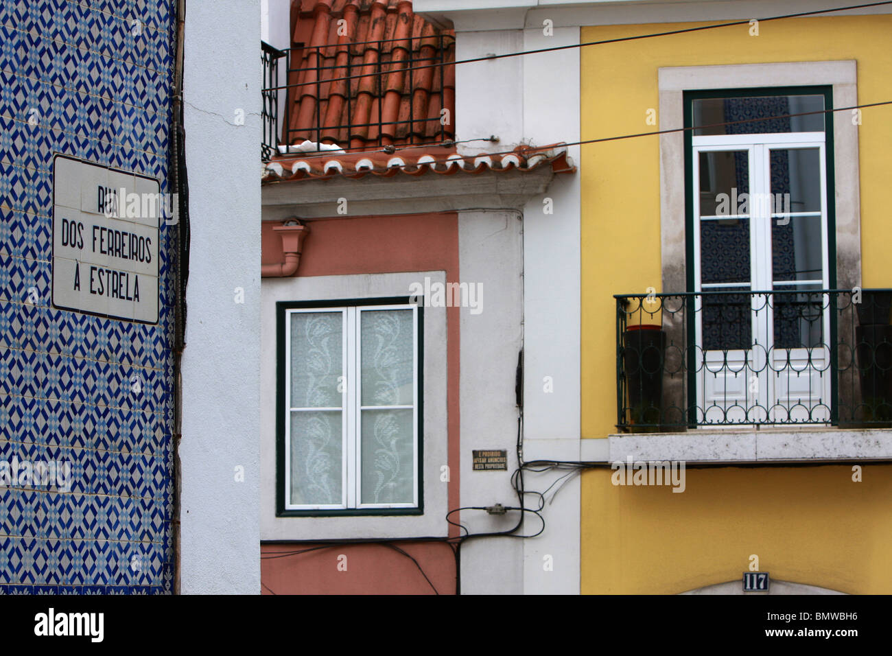 Un cartello stradale e i dettagli di case in Alto Barrio quartiere di Lisbona, Portogallo Foto Stock